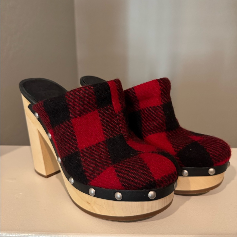 Beautiful Women’s Woolrich buffalo red check clogs sz.7